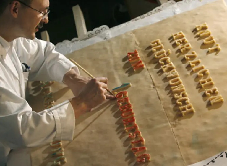 Das-beides-wird-der-Nachtisch-Vorweg-ueberrascht-Pfleger-Doerflein-seinen-Zoegling-mit-einer-baerigen-Geburtstags-Spezialtorte-aus-Eis-Obst-und-Gemuese