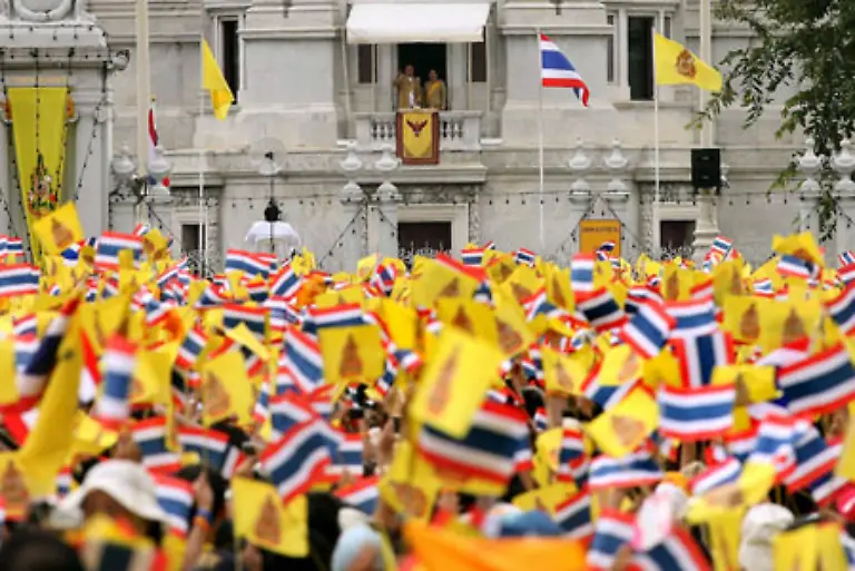 Das-Volk-jubelt-ihm-zu-Kritik-wird-nur-hinter-vorgehaltener-Hand-geuebt-denn-ein-strenges-Gesetz-schuetzt-den-goettlichen-Monarchen-davor