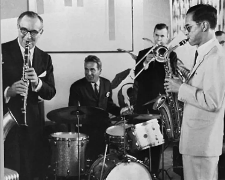 Er-spielte-Saxophon-im-Bild-rechts-mit-Benny-Goodman-links-und-zierte-in-den-50ern-die-Promi-Spalten