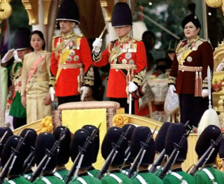 Bhumibol-haelt-nach-wie-vor-alle-Zuegel-in-der-Hand-versichern-Hofbeamte