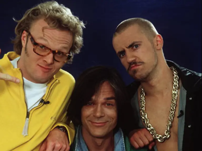 Zusammen-mit-Stefan-Raab-und-Buerger-Lars-Dietrich-interpretiert-er-als-Onkel-Juergen-1995-nochmals-sein-Bett-im-Kornfeld-in-einem-voellig-neuen-hippen-Sound