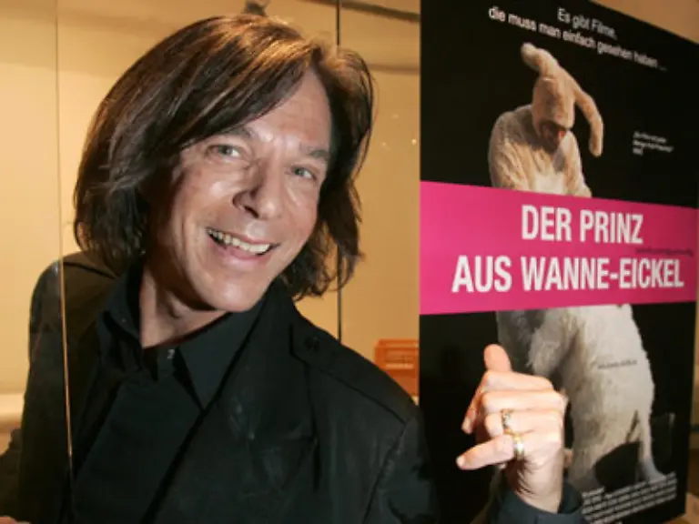 Ab-jetzt-erleben-wir-Juergen-Drews-mit-einem-Augenzwinkern-als-jemanden-der-sich-selbst-auf-die-Schippe-nehmen-kann