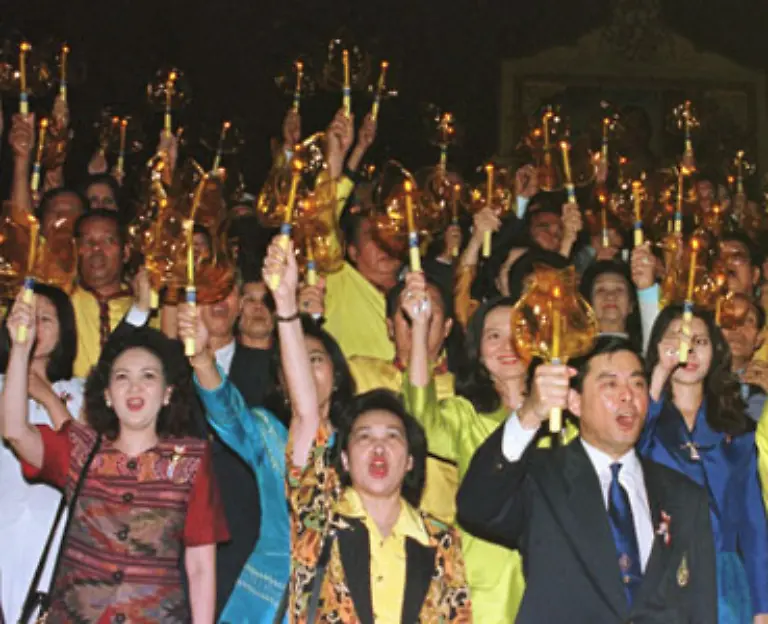 Im-eigenen-Land-geniesst-Bhumibol-ein-hohes-Ansehen
