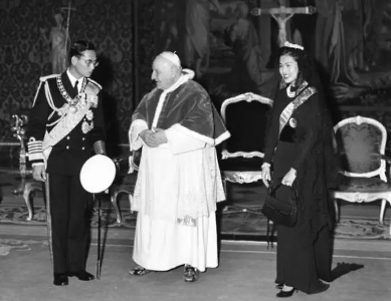 Seine-Bildung-aber-auch-seine-buddhistische-Religiositaet-lassen-ihn-ueber-den-eigenen-Horizont-schauen-1960-traf-er-im-Vatikan-Papst-Johannes-XXIII