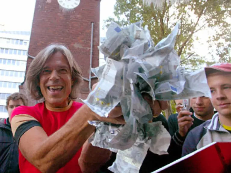 1976-war-dann-Schluss-mit-den-Singers-und-mal-abgesehen-von-seinem-Erfolg-mit-dem-Bett-im-Kornfeld-schoss-er-auch-noch-mit-Barfuss-durch-den-Sommer-Wir-zieh-n-heut-abend-auf-s-Dach-in-die-Charts