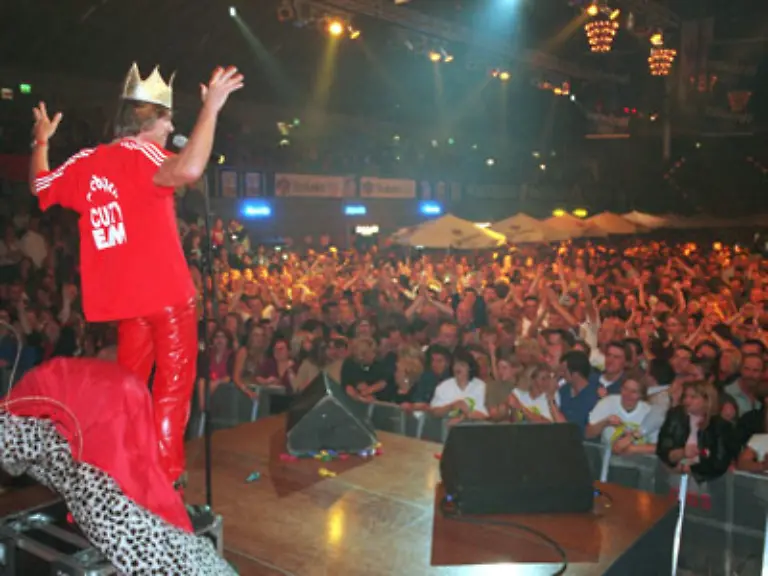 Wir-sehen-ihn-u-a-als-Moderator-fuer-die-Deutsche-Schlagerparade-und-1989-kann-er-mit-Irgendwann-irgendwie-irgendwo-ein-halbes-Jahr-in-den-Charts-verweilen