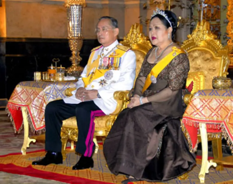 feiern-nun-auch-den-80-Geburtstag-von-Koenig-Bhumibol