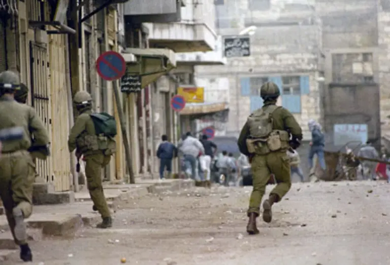 Der-Krieg-der-Steine-wird-zu-einer-Lawine-Im-Gaza-Streifen-und-im-Westjordanland-entsteht-eine-permanente-Revolte-die-erst-1994-beendet-wird