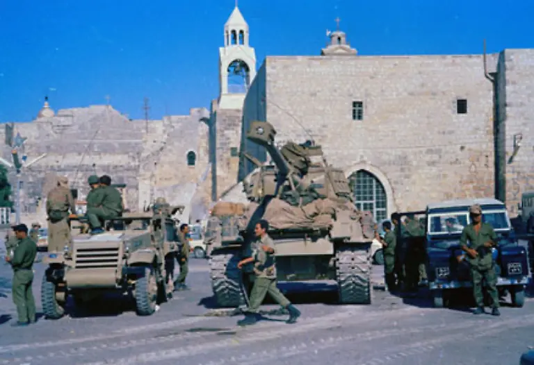 Statt-dessen-stehen-nun-die-aegyptische-Sinaihalbinsel-der-Gaza-Streifen-die-syrischen-Golan-Hoehen-und-das-Westjordanland-mit-Ost-Jerusalem-unter-israelischer-Besatzung
