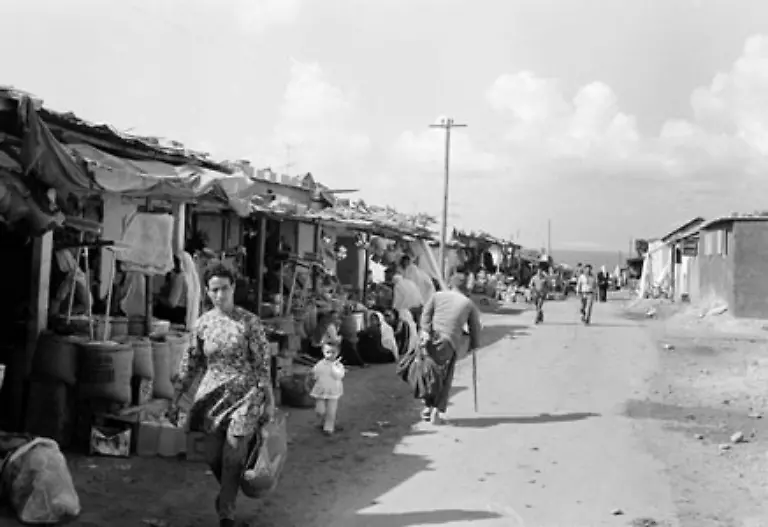 Die-Fluechtlingslager-sind-ueberfuellt-Der-schnell-wachsenden-Bevoelkerung-fehlt-es-an-Wohnraum-und-an-Land-zum-Ackerbau-Das-Shati-Lager-in-Gaza-1975