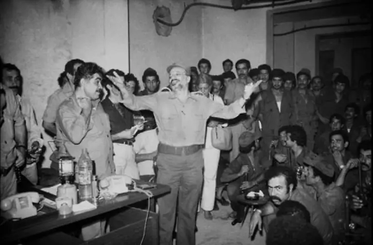 Erst-als-Israel-1982-in-den-Libanon-einmarschiert-flieht-die-PLO-Fuehrung-Arafat-findet-in-Tunis-Unterschlupf-die-Kaempfer-in-arabischen-Laendern