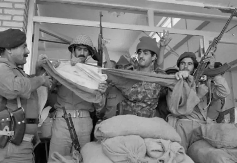Doch-dort-finden-sie-kaum-Gehoer-Denn-der-Krieg-zwischen-Iran-und-Irak-der-1980-begonnen-hatte-haelt-den-Nahen-Osten-in-Atem-Irakische-Soldaten-zerreissen-1980-eine-iranische-Fahne