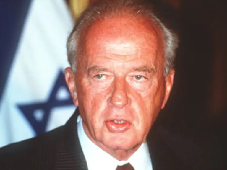 Der-damalige-israelische-Verteidigungsminister-Jitzhak-Rabin-fordert-ein-hartes-Vorgehen-gegen-die-Demonstranten