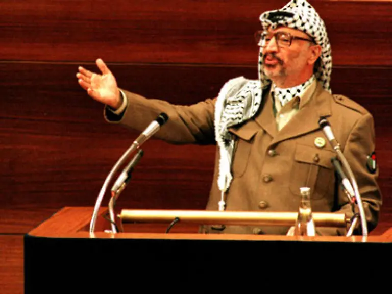 Die-PLO-geraet-vom-Ausbruch-der-Gewalt-ueberrascht-in-Zugzwang-Der-Politiker-Arafat-tritt-auf-Durch-die-Intifada-angeschoben-ruft-er-1988-einen-palaestinensischen-Staat-im-Exil-aus-und-erkennt-das-Existenzrecht-Israels-indirekt-an