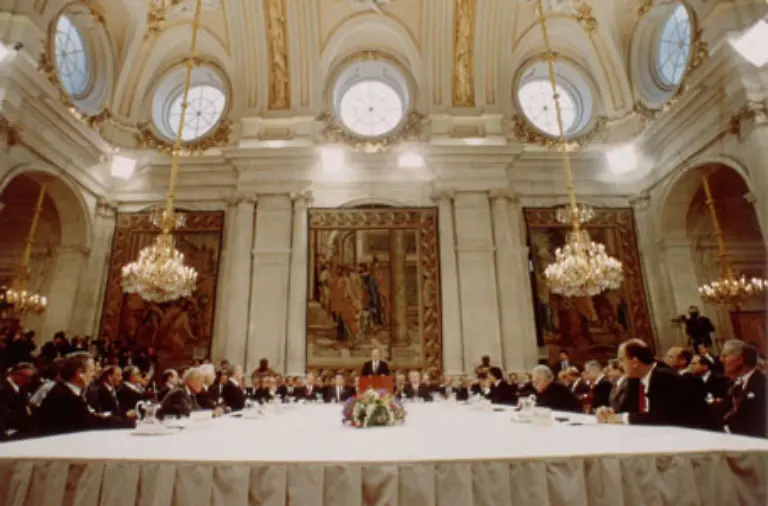 Jetzt-wird-die-Gewalt-von-diplomatischen-Bestrebungen-begleitet-Auf-der-Friedenskonferenz-von-Madrid-1991-und-danach-kommt-es-zu-Gespraechen-zwischen-palaestinensischen-und-israelischen-Vertretern