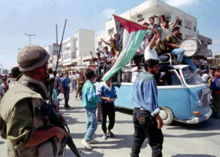 Das-Gaza-Jericho-Abkommen-von-1994-praezisiert-den-Vertrag-Die-Palaestinenser-feiern-die-Unterzeichnung-als-ersten-Schritt-zur-Autonomie