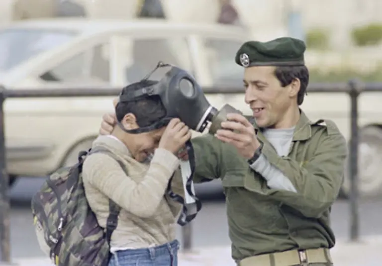 Der-Osloer-Friedensprozess-beendet-auch-die-erste-Intifada-Ein-israelischer-Soldat-und-ein-arabischer-Junge-1988