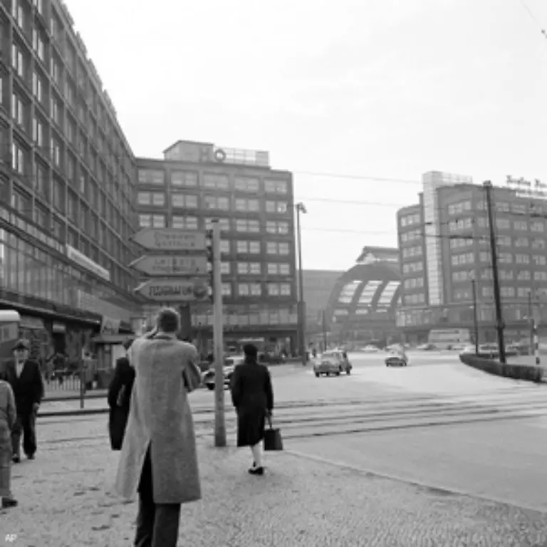 Es-lebte-in-der-DDR-der-50er-Jahre-also-nur-eine-alte-voelkerfreundschaftliche-Tradition-wieder-auf