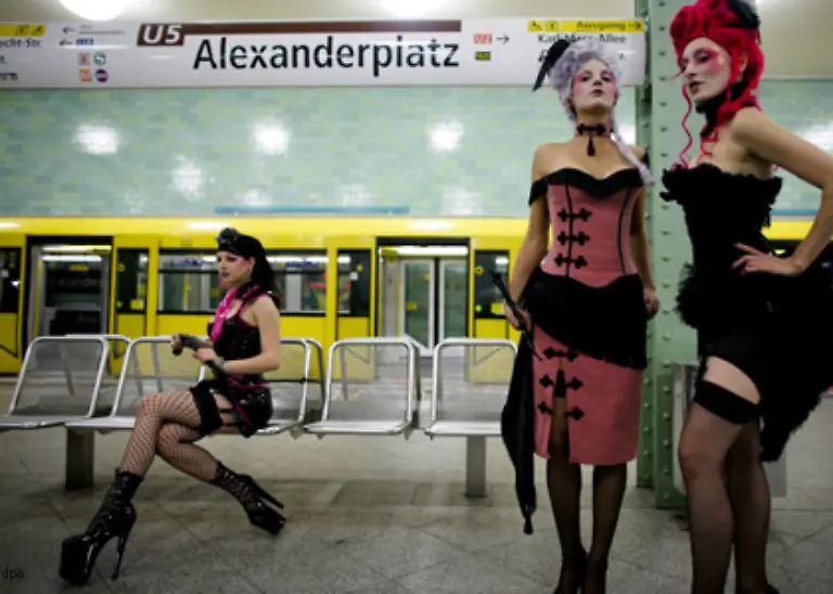 die-Umbenennung-des-Paradeplatz-vor-dem-alten-Koenigstor-in-Alexanderplatz