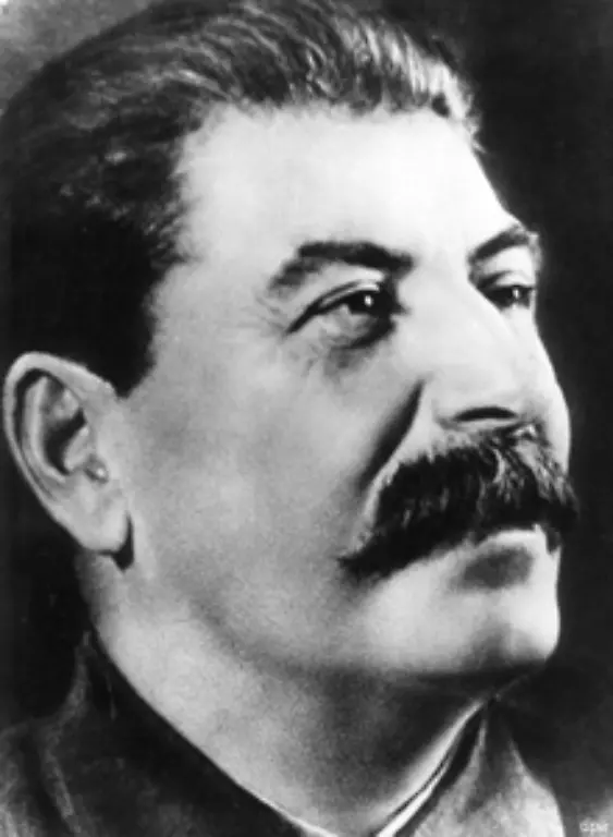 In-der-Rueckschau-scheint-es-umso-merkwuerdiger-dass-gerade-aus-dieser-Freundschaft-nichts-wurde-weil-sich-die-Antagonisten-aehnlich-praesentierten-und-eine-aehnliche-politische-Methodik-bevorzugten