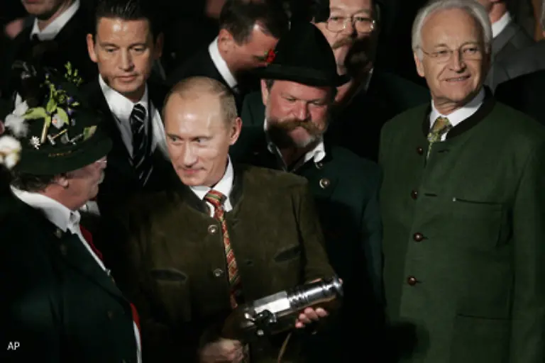 Wladimir-Putin-mit-Edmund-Stoiber-und-Schiesspruegel-oder-wie