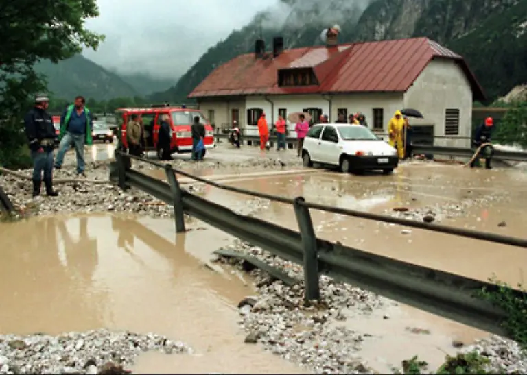 Das-abfliessende-Wasser-der-Gletscher-verursacht-Sturzbaeche-und-Ueberschwemmungen-in-den-Taelern