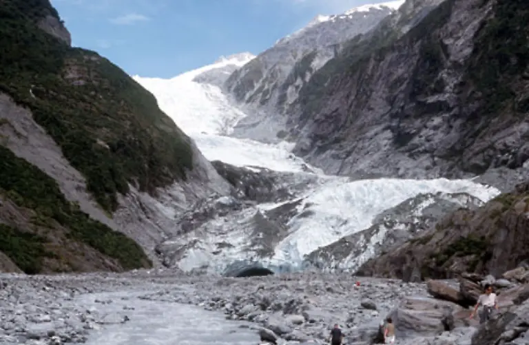 Ist-das-Eis-geschmolzen-taut-auch-der-darunter-liegende-Permafrost-Boden-der-Berge-auf