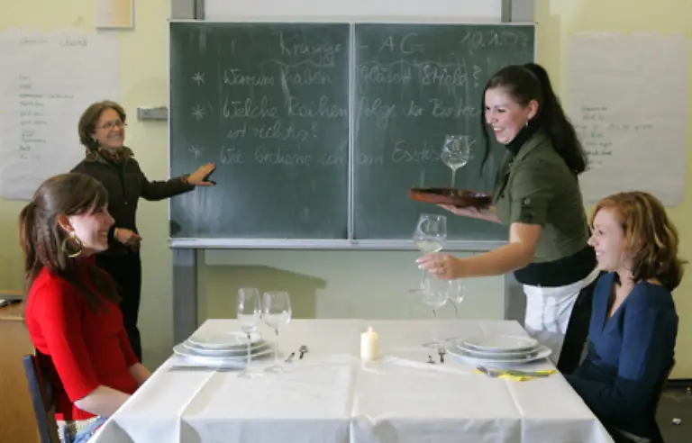 Aus-diesem-Grund-werden-bereits-Benimmkurse-oder-Knigge-Seminare-in-einigen-Schulen-angeboten