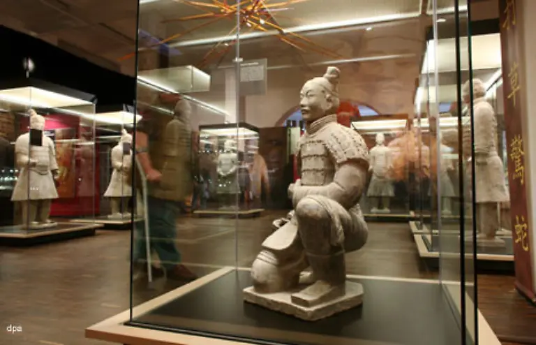 Die-Ausstellung-mit-angeblich-acht-Original-Figuren-zwei-Original-Pferden-und-zahlreichen-Nachbildungen-wird-geschlossen-Wichtig-ist-die-Glaubwuerdigkeit-des-Museums-erklaert-der-Museumsdirektor-Wulf-Koepke