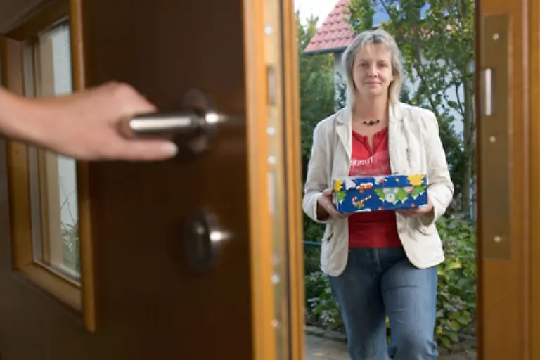 Kommen-Sie-moeglichst-gemeinsam-mit-ihrem-Partner-zur-Weihnachtsfeier-und-denken-Sie-an-eine-kleine-Aufmerksamkeit-am-besten-fuer-die-Dame-des-Hauses