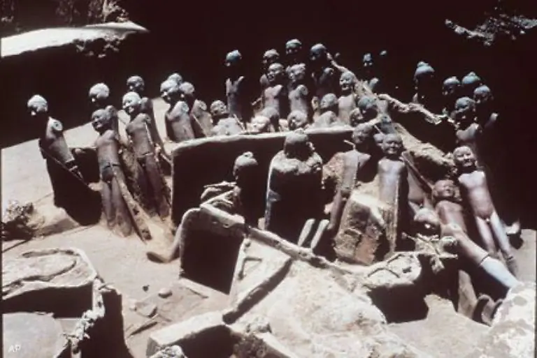 Die-faszinierenden-Krieger-wurden-1974-in-einem-chinesischen-Dorf-nahe-der-alten-Kaiserstadt-Xi-an-in-der-Provinz-Shaanxi-entdeckt-Bauern-wollten-einen-Brunnen-graben-und-stiessen-auf-eine-der-groessten-archaeologischen-Sensationen-des-20-Jahrhunderts