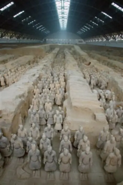 Auf-dem-riesigen-Gelaende-der-Grabanlagen-des-Kaisers-Qn-Shngds-259-bis-210-vor-Christus-fand-man-mehrere-Gruben
