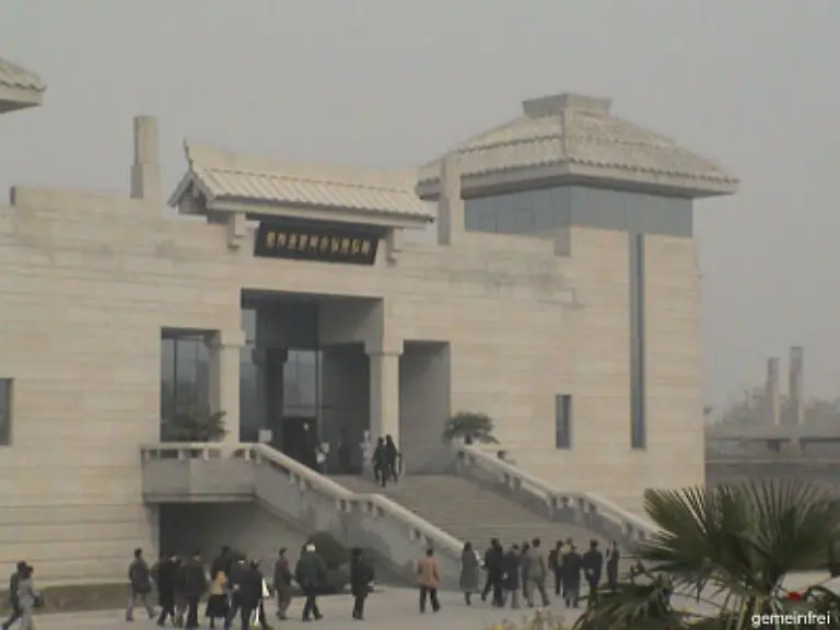 Seitdem-pilgern-Scharen-von-Besuchern-zum-Mausoleum-des-Koenigs-und-seinem-Museum-in-der-Stadt-Xi-an-um-seine-faszinierende-Armee-zu-sehen