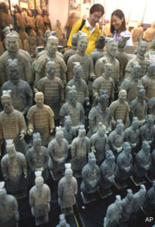 Das-Spiel-mit-der-Originalitaet-treiben-auch-die-unzaehligen-Souvenirshops-nur-eben-auf-die-altbewaehrte-Art-und-Weise-Wie-vor-2200-Jahren-produzieren-Manufakturen-die-lebensgrossen-Krieger-Zertifikate-buergen-fuer-die-Echtheit-der-Nachbildung