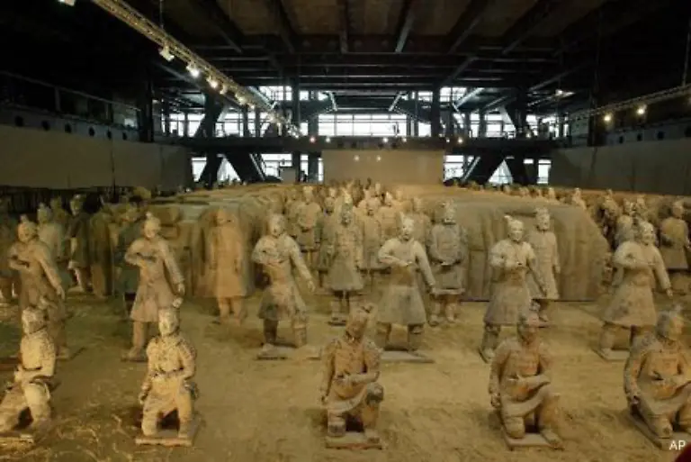 In-Deutschland-sorgte-eine-Wanderausstellung-fuer-einen-Grossauftrag-180-Figuren-wurden-fuer-die-Schau-nach-alter-Rezeptur-und-Herstellungsweise-nachgebaut-Die-neuen-Terrakotta-Krieger-waren-in-elf-deutschen-Staedten-auf-Tour-zum-Beispiel-in-Berlin