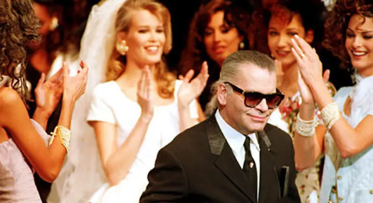 Der-Meister-umgibt-sich-seit-jeher-mit-den-Schoensten-der-Schoenen-Kate-Moss-Claudia-Schiffer