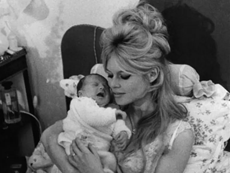 sondern-ist-eine-Reminiszenz-an-die-junge-Brigitte-Bardot-und-ihre-toupierte-Maehne