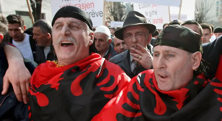 Das-Kosovo-genoss-innerhalb-Jugoslawiens-den-Status-einer-autonomen-Region-und-die-Kosovo-Albaner-forderten-bereits-beim-Auseinanderbrechen-Jugoslawiens-Anfang-der-90er-Jahre-die-Unabhaengigkeit-von-Serbien