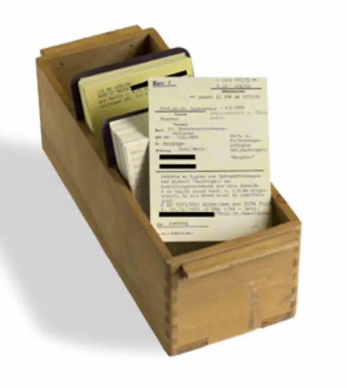 Besucher-sehen-die-Original-Kartei-aus-der-Stelle-zur-Aufklaerung-nationalsozialistischer-Verbrechen-in-Ludwigsburg-die-Oberlaender-ueberfuehrte-1960-musste-er-wegen-Kriegsverbrechen-seinen-Ministersessel-raeumen-und-brachte-die-NS-Aufarbeitung-ins-Rollen