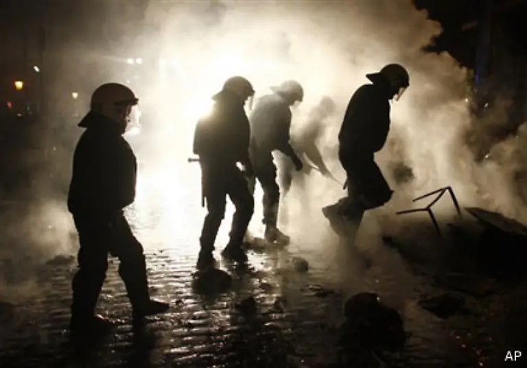 Brennende-Barrikaden-zerstoerte-Scheiben-Im-Hamburger-Schanzenviertel-hinterliessen-3000-Demonstranten-Samstagnacht-ein-wahres-Truemmerfeld-Zuvor-war-es-zu-massiven-Ausschreitungen-gekommen-Die-Polizei-rueckte-mit-Hundertschaften-an