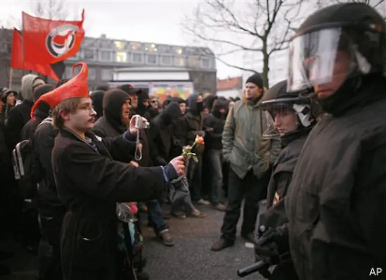 Was-noch-friedlich-als-Demo-gegen-den-Ueberwachungsstaat-und-mit-ueberreichten-Rosen-begann-endete-133
