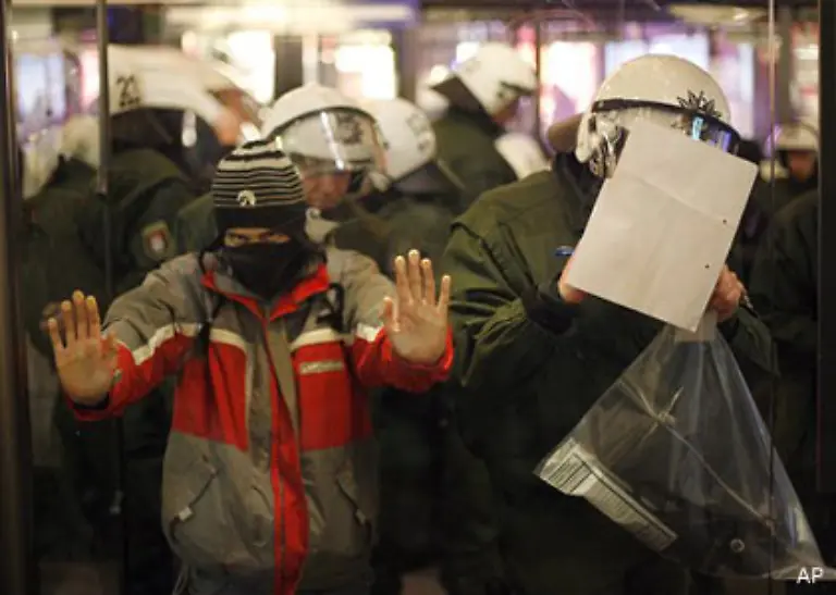 133-in-handfesten-Auseinandersetzungen-und-reichlich-Festnahmen-durch-die-Polizei