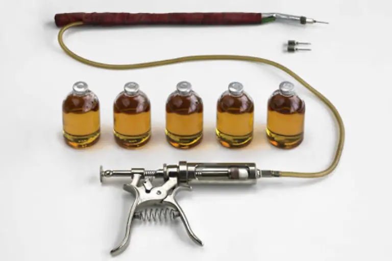 Tieraerztliche-Revolverspritze-mit-einem-Hormonpraeparat-fuer-die-Kaelbermast-Um-ein-hoeheres-Koerperwachstum-beim-Vieh-zu-erreichen-griffen-die-Bauern-in-den-Siebzigern-zur-Spritze-Erst-1980-wurden-die-Machenschaften-publik-Bruessel-erliess-ein-Hormonverbot-in-der-EU