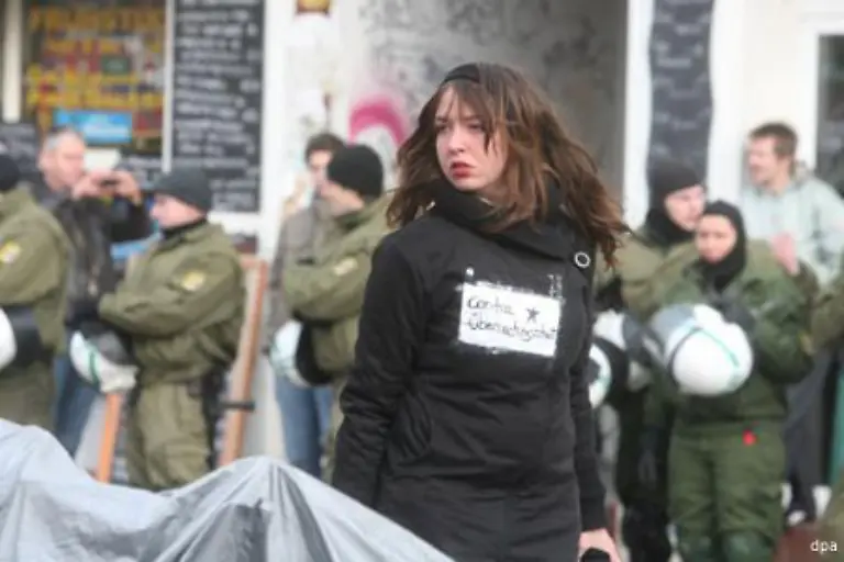 Ruhe-vor-dem-Sturm-Eine-Demonstrantin-und-Polizisten-warten-darauf-dass-die-Kundegebung-losgeht