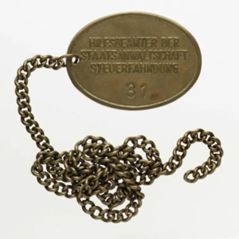 Dienstmarke-des-Steuerfahnders-Klaus-Foerster-der-die-Flick-Affaere-ins-Rollen-brachte-Der-Industrielle-und-Milliardaer-zueckte-1981-das-Portemonnaie-fuer-illegale-Parteispenden-in-Millionenhoehe-und-erhielt-dafuer-den-Beinamen-Zahlmeister-der-Republik