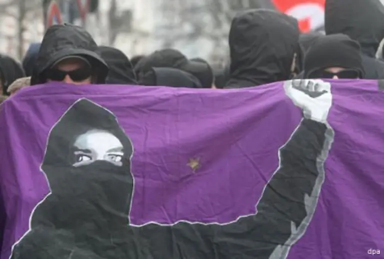 Out-of-Control-hiess-die-Demo-gegen-den-Terrorismus-Paragrafen-des-Strafgesetzbuches-mit-dem-zuletzt-mehrere-bundesweite-Durchsuchungen-begruendet-worden-waren-Etliche-Autonome-aus-dem-Schwarzen-Block-nahmen-das-Veranstaltungsmotto-allzu-woertlich