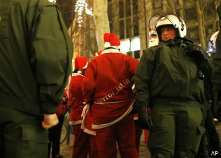 Da-galt-auch-kein-Weihnachtsmann-Bonus-Bei-Globalisierungsgegnern-mit-Rauschebart-und-Bommelmuetze-klickten-ebenfalls-die-Handschellen-wenn-sie-ueber-die-Straenge-schlugen