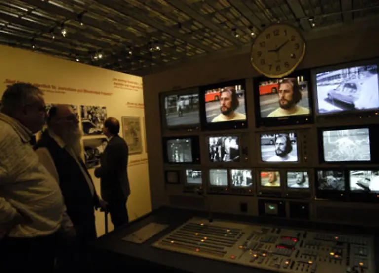 Auf-allen-Kanaelen-lief-das-Gladbecker-Geiseldrama-1988-bei-dem-drei-Geiseln-starben-Vor-laufenden-Kameras-gaben-die-Bankraeuber-Interviews-Der-Fall-loeste-eine-Debatte-ueber-die-Grenzen-der-Live-Berichterstattung-und-die-Schuld-der-Medien-am-Tod-der-Geiseln-aus