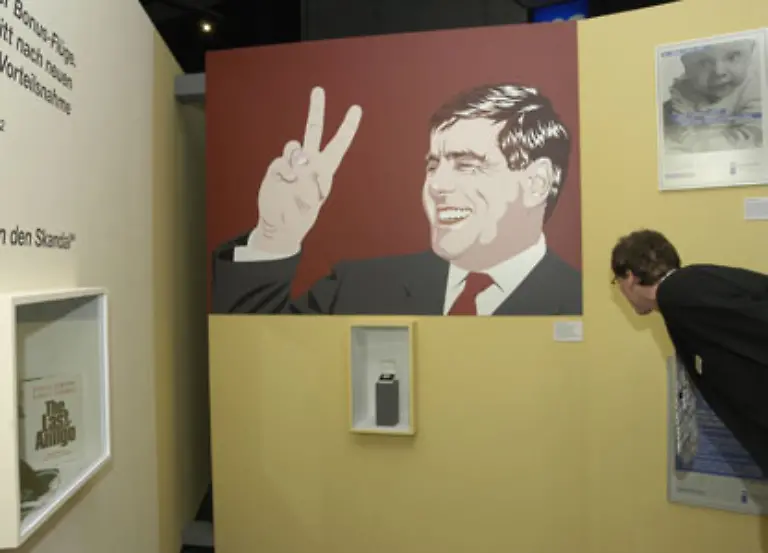 Eine-Pose-fuer-die-Ewigkeit-Im-Mannesmann-Prozess-musste-sich-der-Deutsche-Bank-Chef-Josef-Ackermann-2004-vor-Gericht-verantworten-Die-Richter-sprachen-ihn-im-Falle-der-Untreue-in-Millionhoehe-jedoch-frei-Kritiker-sprachen-von-Klassenjustiz