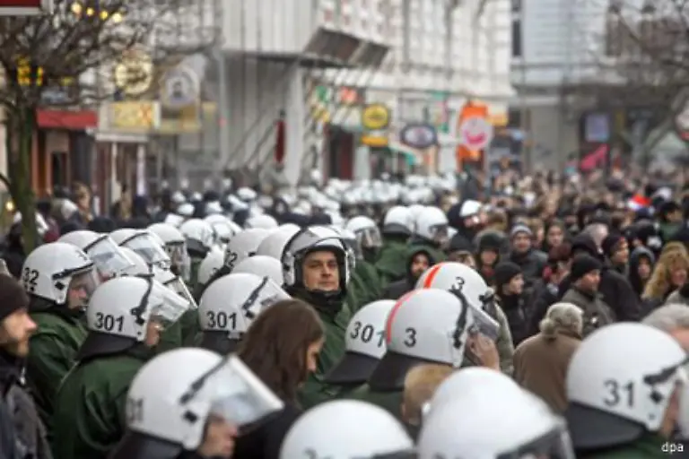 Polizisten-aus-ganz-Norddeutschland-rueckten-gegen-die-Linksextremen-an-Insgesamt-2500-Einsatzkraefte-riegelten-den-Bereich-um-den-Szenetreff-Rote-Flora-ab
